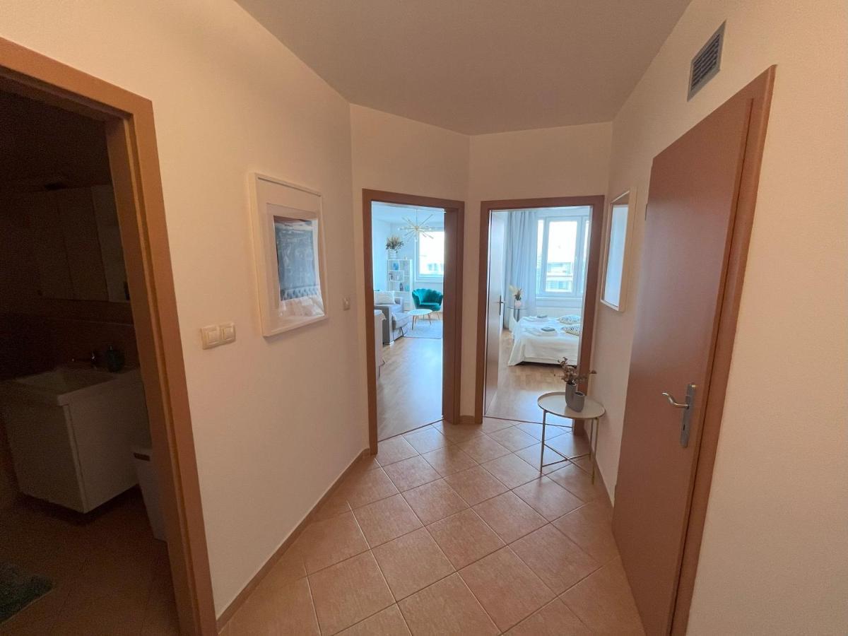 2 Room Apartment With Terrace, New Building, Jegeho Pressburg Exterior foto