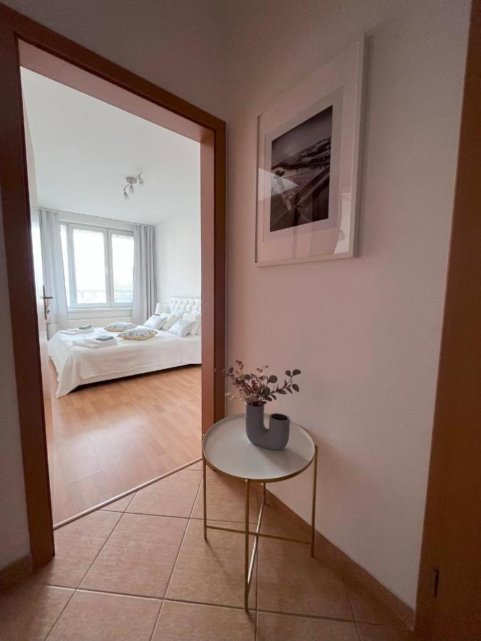 2 Room Apartment With Terrace, New Building, Jegeho Pressburg Exterior foto
