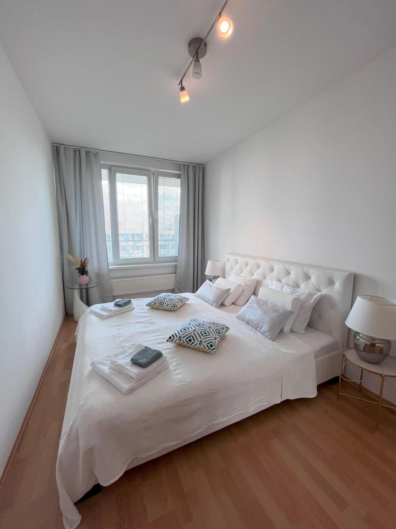 2 Room Apartment With Terrace, New Building, Jegeho Pressburg Exterior foto